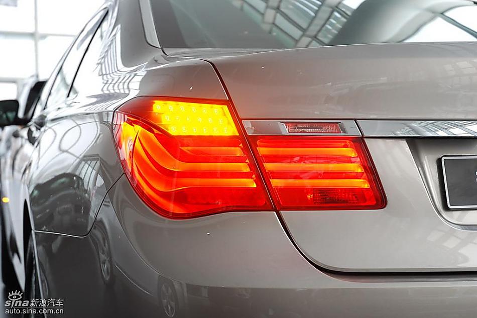 宝马新7系到店外观实拍图