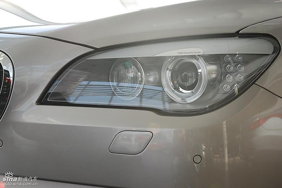 宝马新7系到店外观实拍图