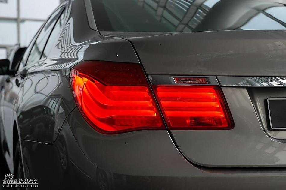 宝马新7系到店外观实拍图