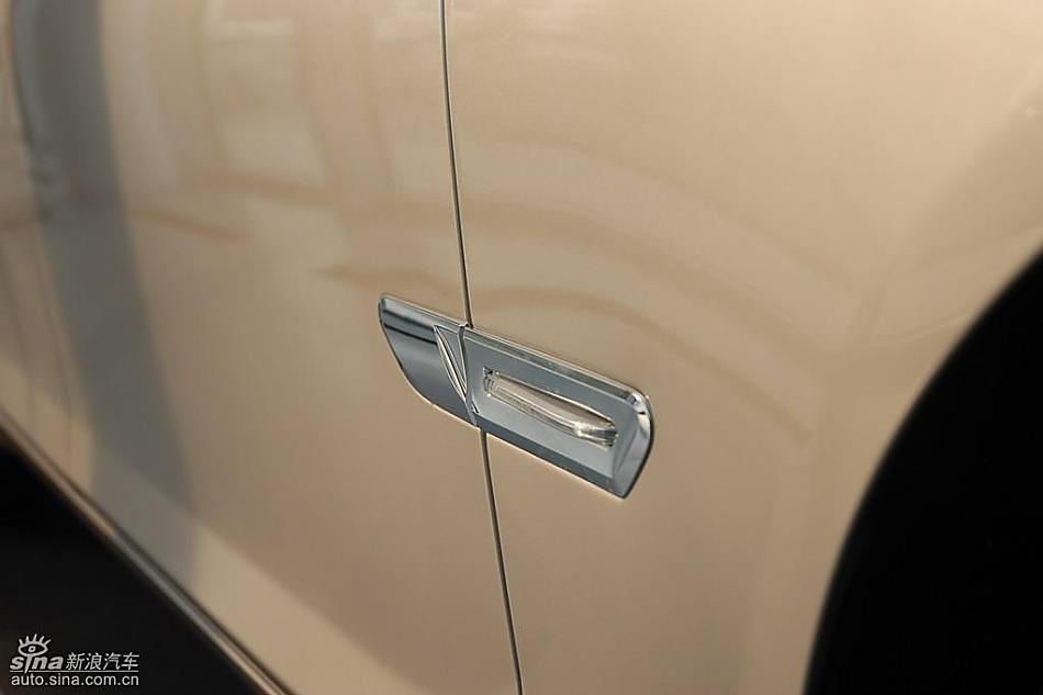 宝马新7系到店外观实拍图