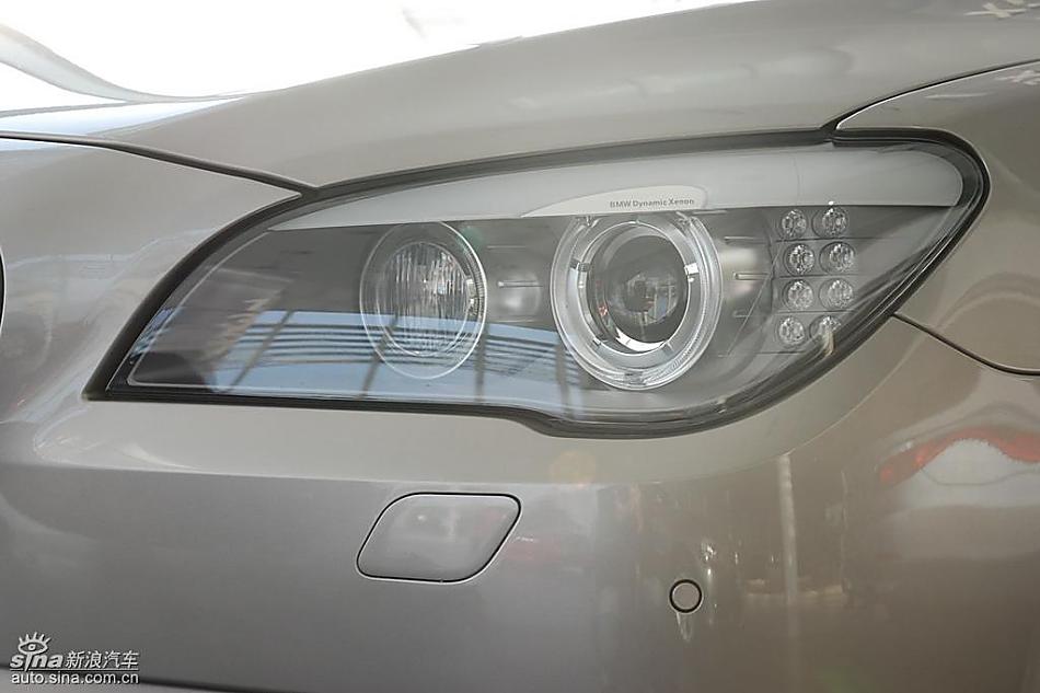 宝马新7系到店外观实拍图