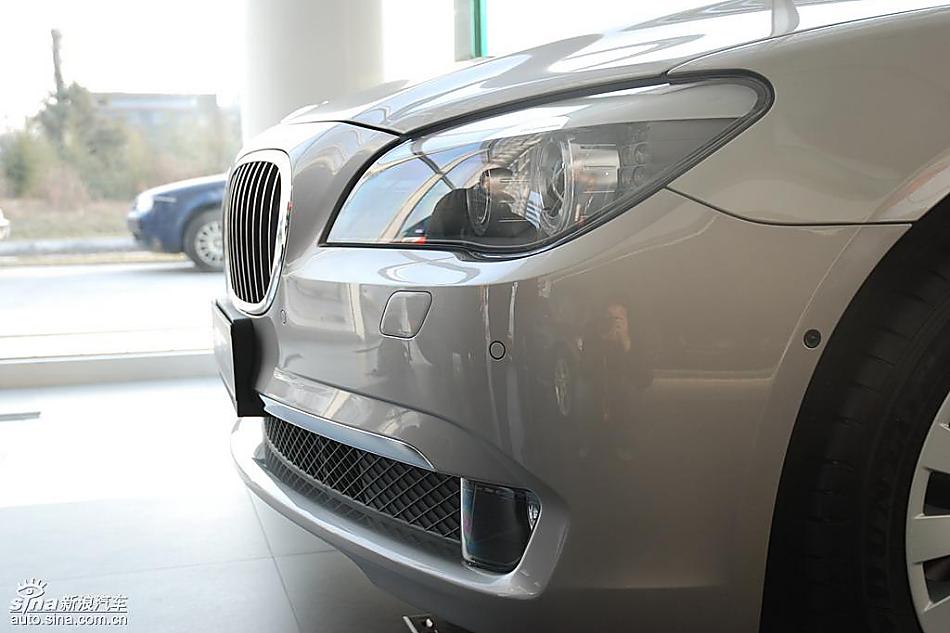 宝马新7系到店外观实拍图