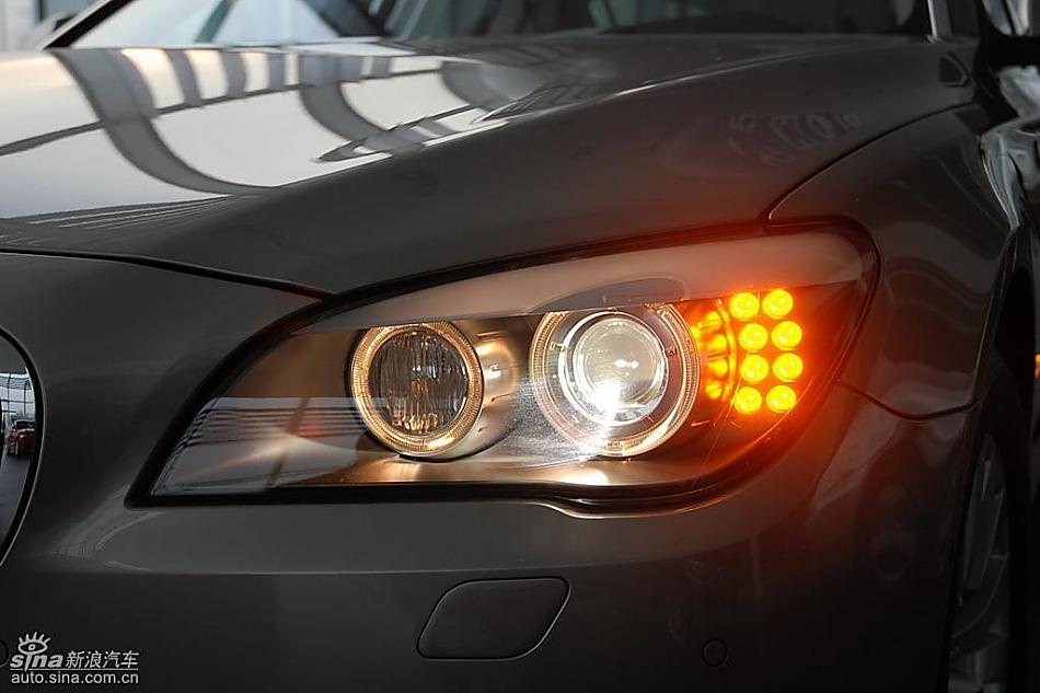 宝马新7系到店外观实拍图