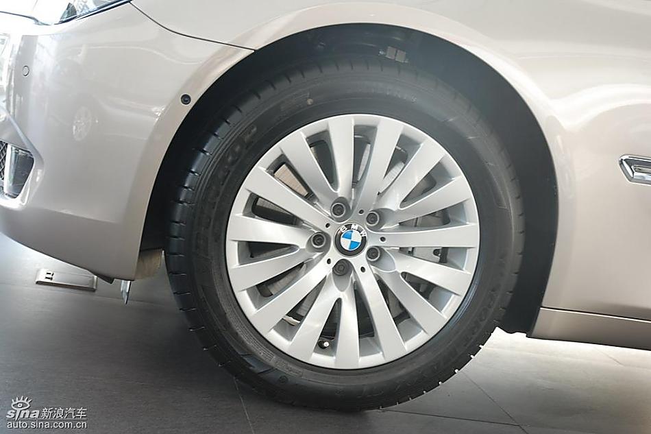 宝马新7系到店外观实拍图