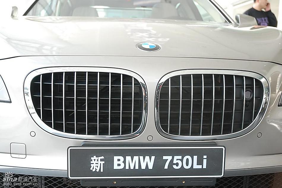 宝马新7系到店外观实拍图