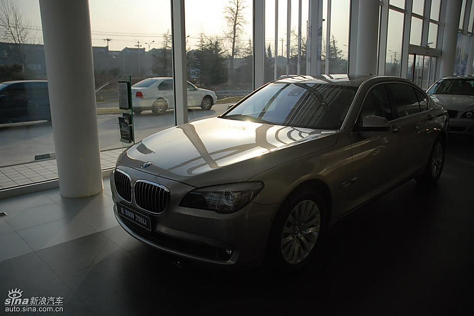 宝马新7系到店外观实拍图
