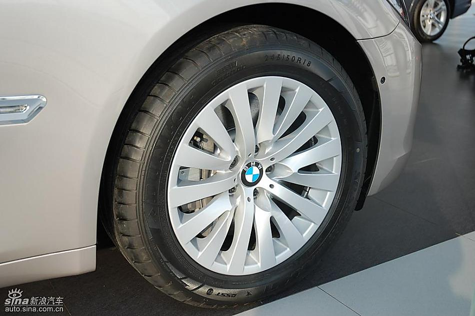 宝马新7系到店外观实拍图