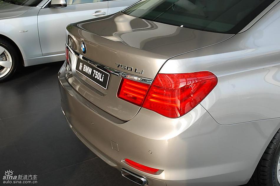 宝马新7系到店外观实拍图