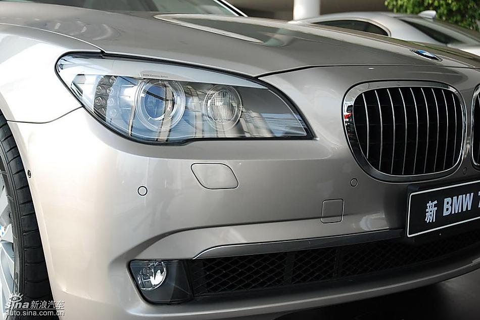 宝马新7系到店外观实拍图