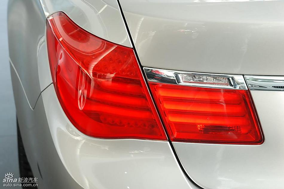 宝马新7系到店外观实拍图