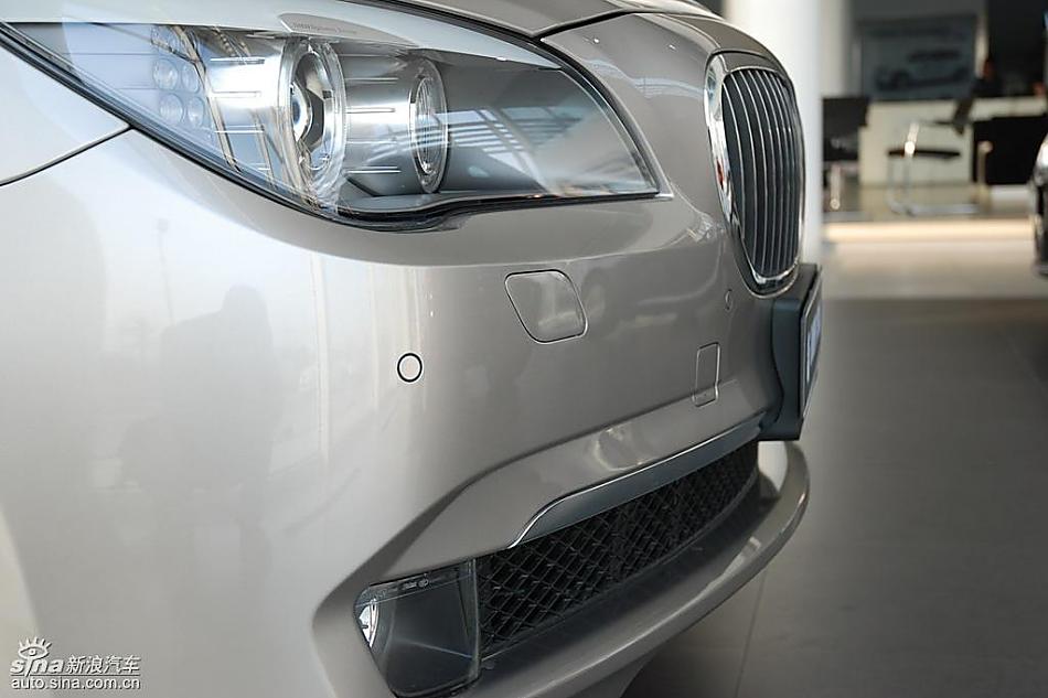 宝马新7系到店外观实拍图