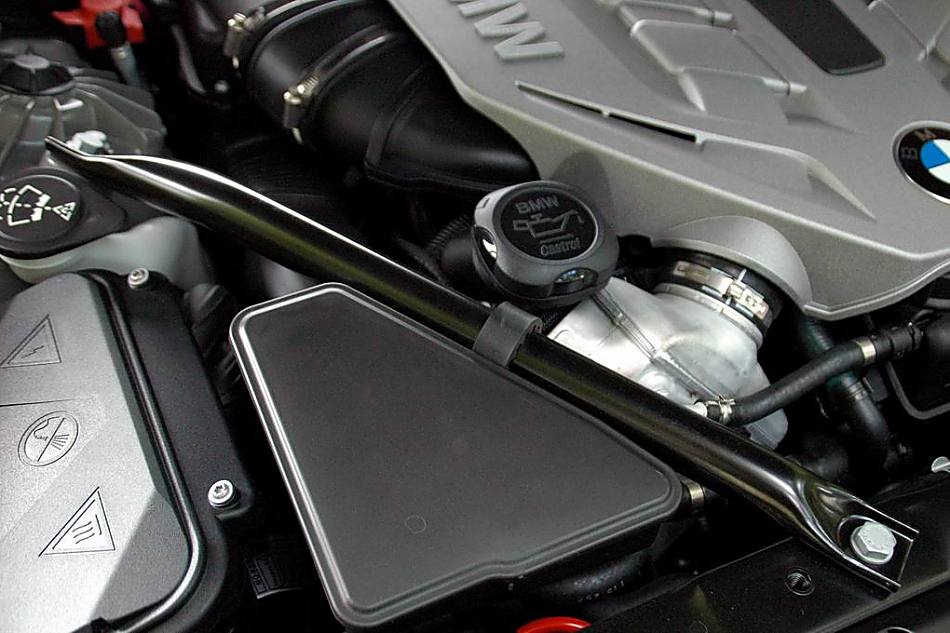 全新750Li发动机仓