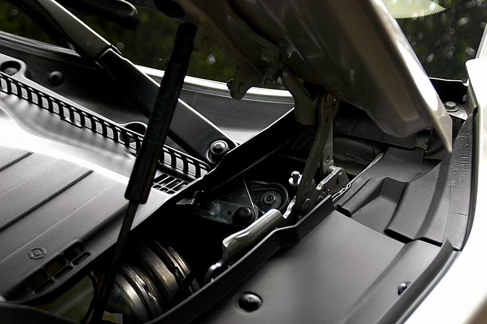 全新750Li发动仓液压枝杆