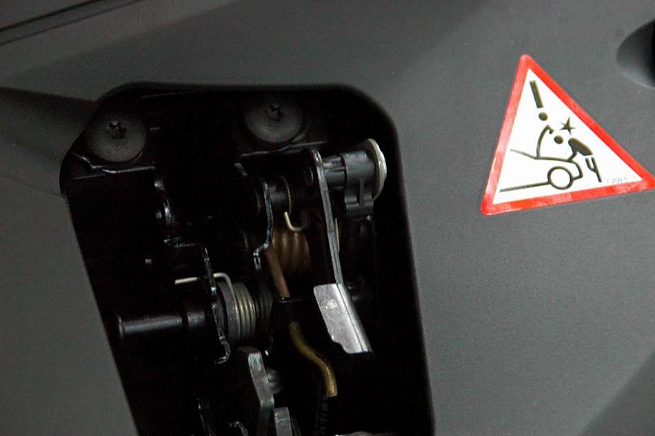 全新750Li发动仓开启机构及警示标志