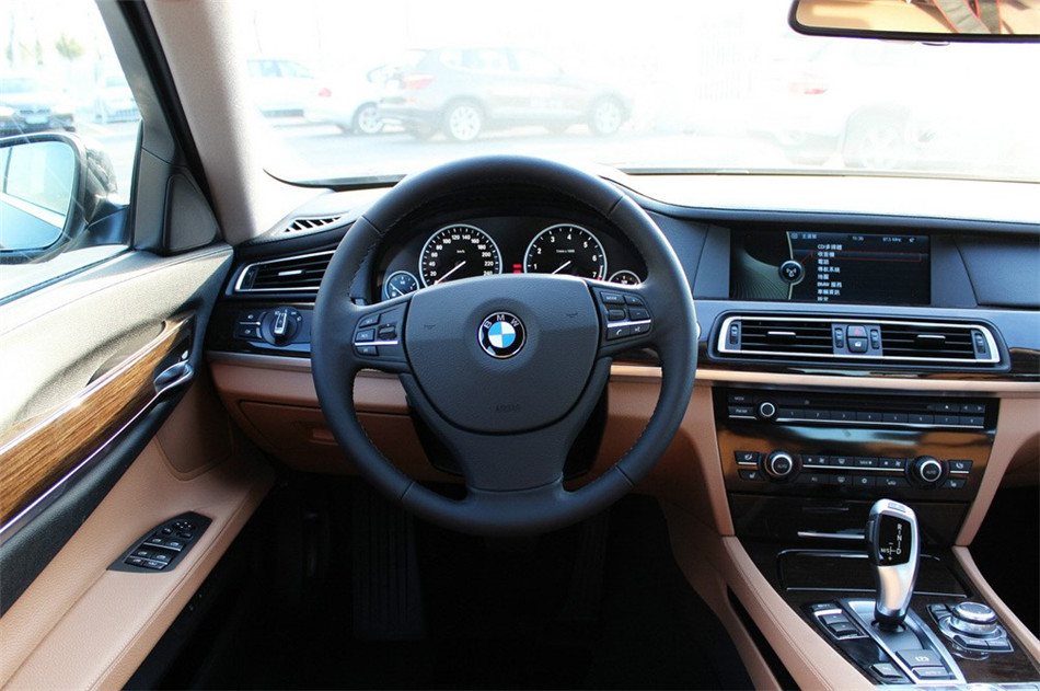 2013款 740Li 3.0T AT 领先型 内饰