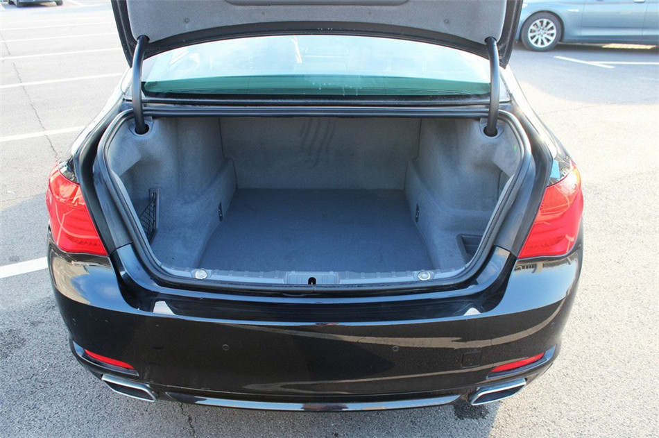 2013款 740Li 3.0T AT 领先型 座椅空间
