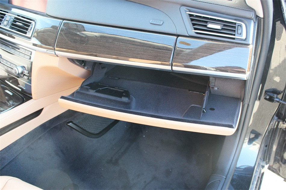 2013款 740Li 3.0T AT 领先型 座椅空间