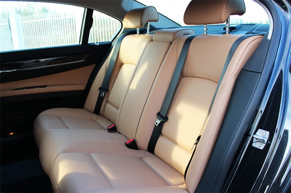 2013款 740Li 3.0T AT 领先型 座椅空间