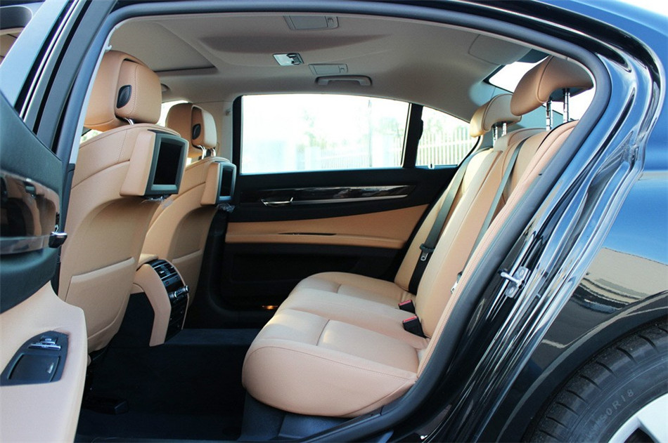 2013款 740Li 3.0T AT 领先型 座椅空间