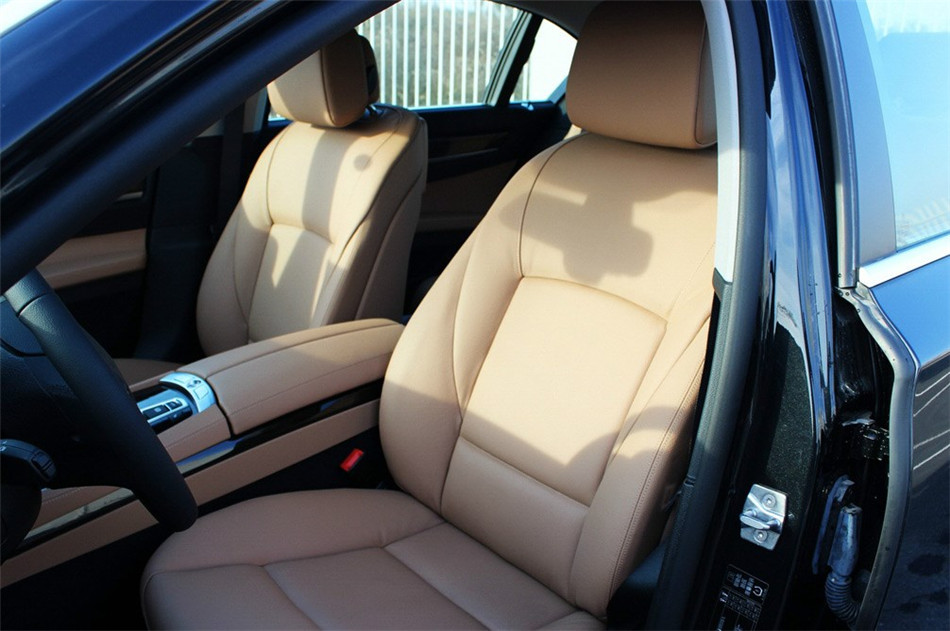 2013款 740Li 3.0T AT 领先型 座椅空间