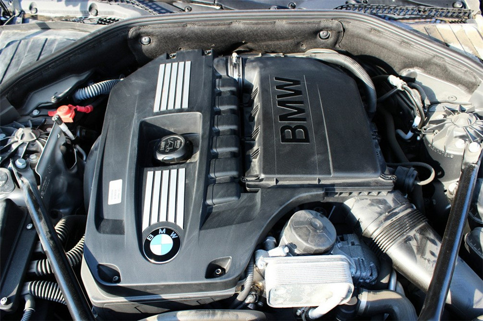 2013款 740Li 3.0T AT 领先型 引擎底盘