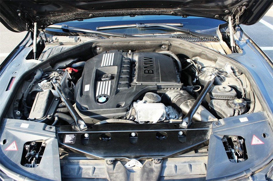 2013款 740Li 3.0T AT 领先型 引擎底盘