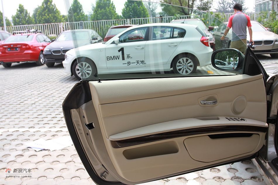 宝马330i敞篷轿跑车