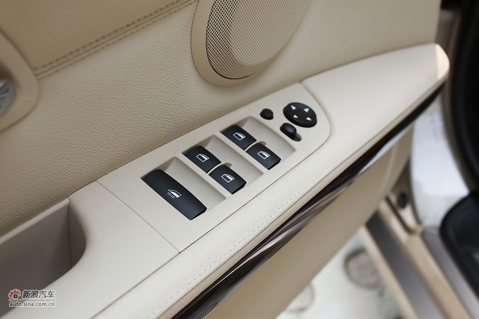 宝马330i敞篷轿跑车