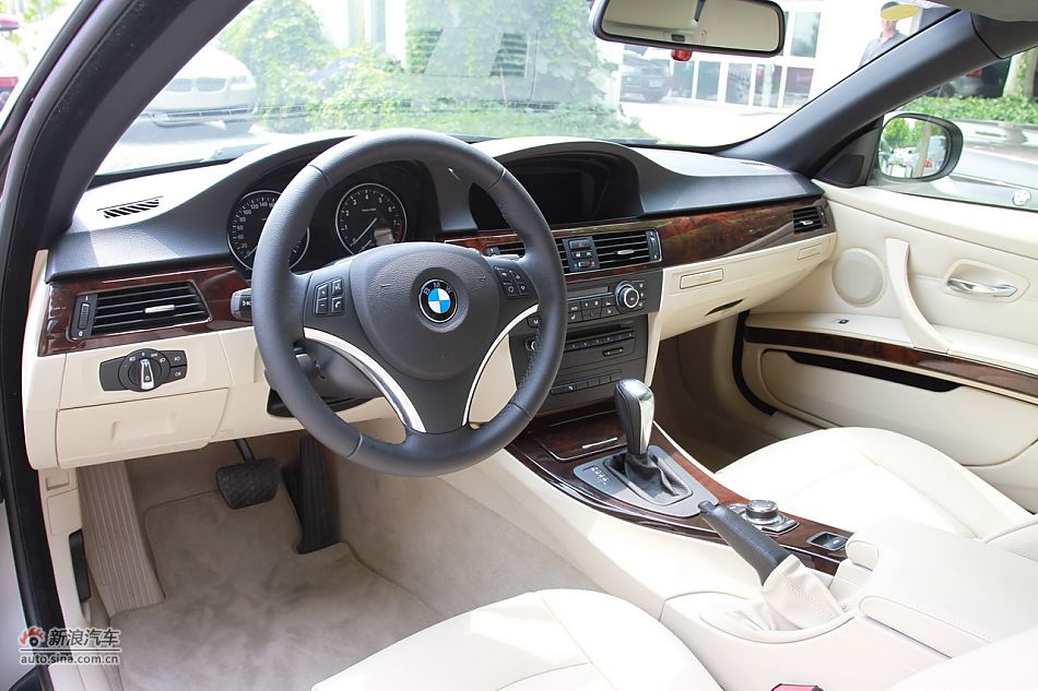 宝马330i敞篷轿跑车