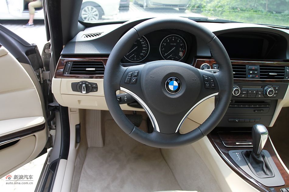 宝马330i敞篷轿跑车