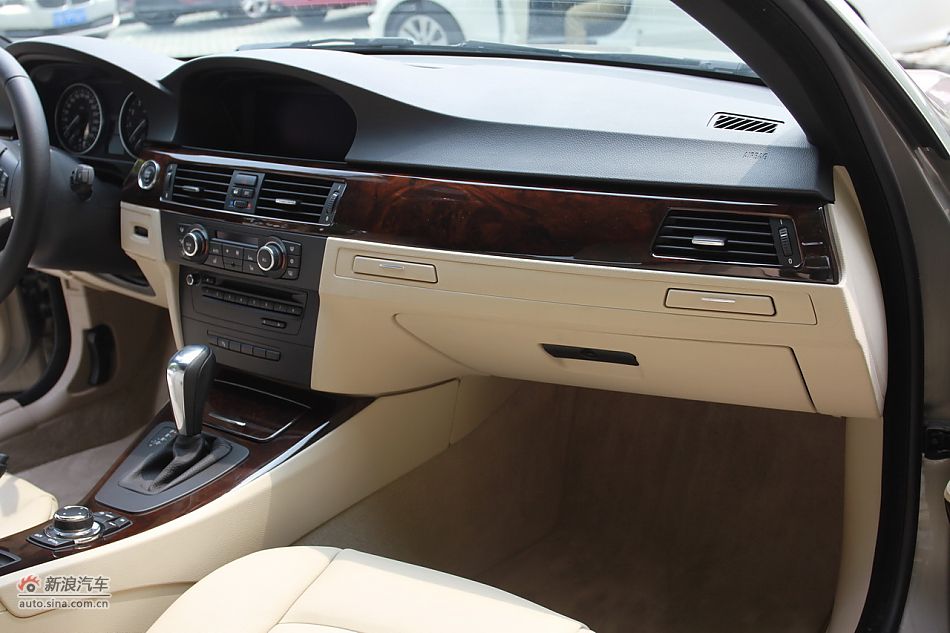 宝马330i敞篷轿跑车