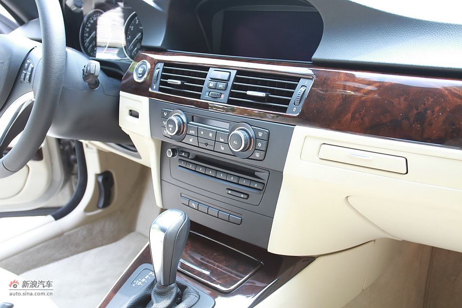 宝马330i敞篷轿跑车