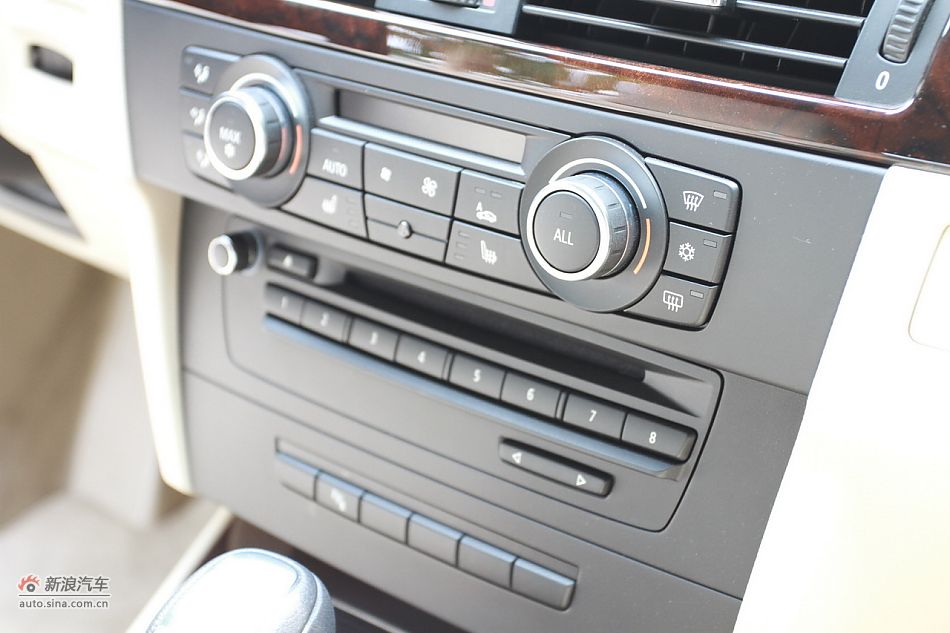 宝马330i敞篷轿跑车