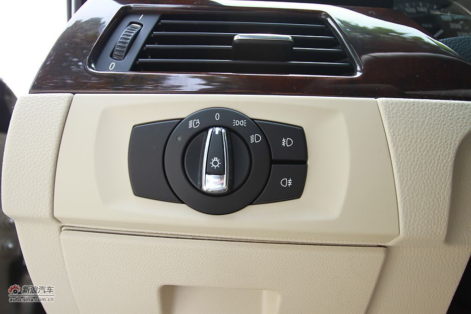 宝马330i敞篷轿跑车