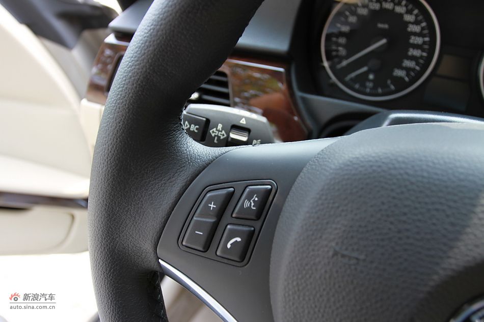 宝马330i敞篷轿跑车