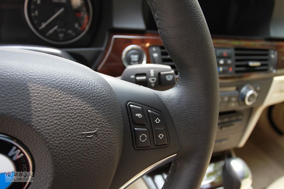 宝马330i敞篷轿跑车