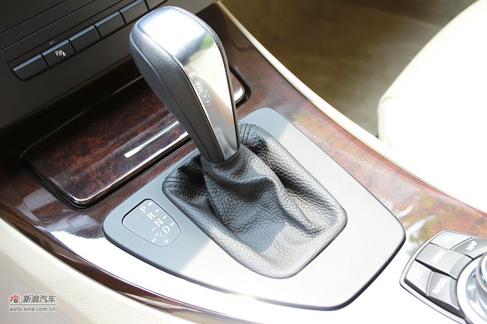 宝马330i敞篷轿跑车