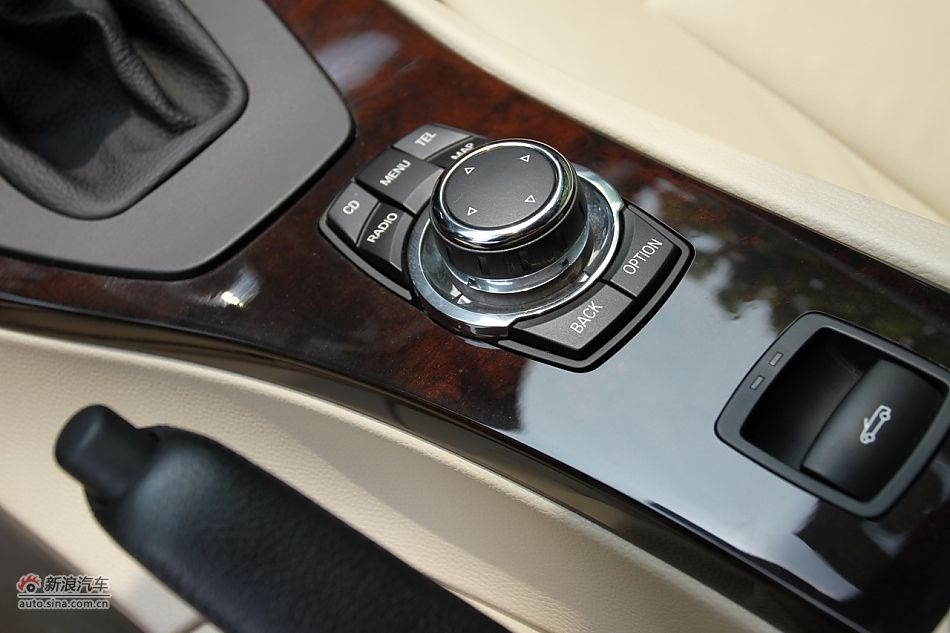 宝马330i敞篷轿跑车