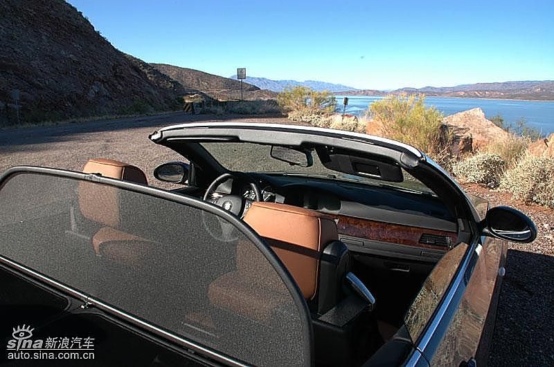 宝马335i敞篷轿车后排可移动隔板