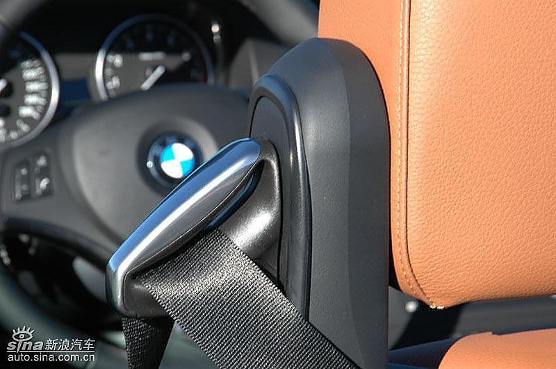 宝马335i敞篷轿车前排安全带