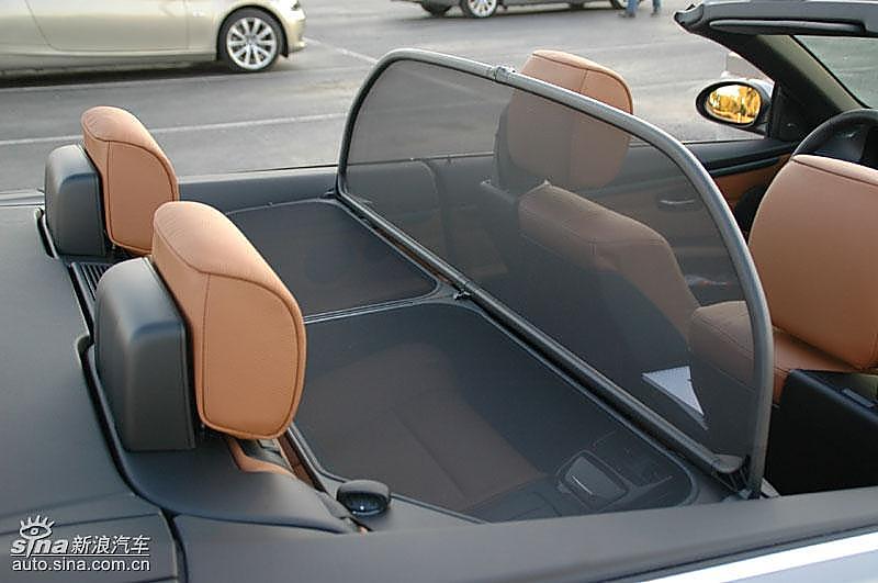 宝马335i敞篷轿车后排可移动隔板