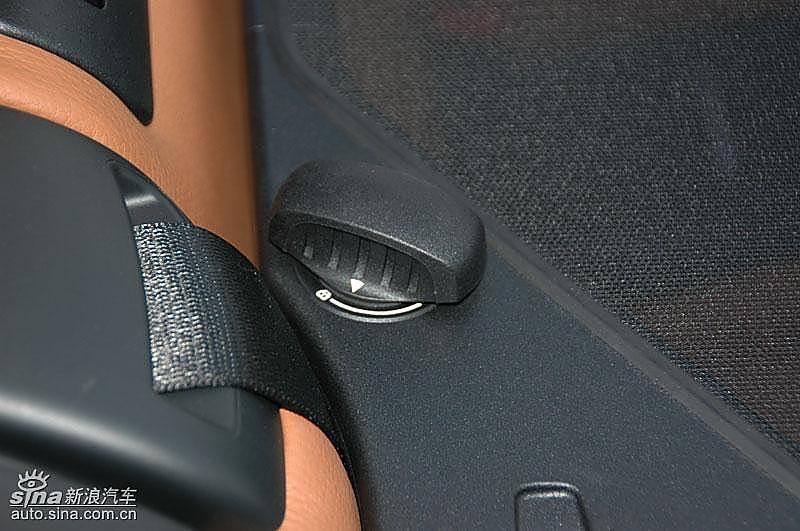 宝马335i敞篷轿车前排安全带