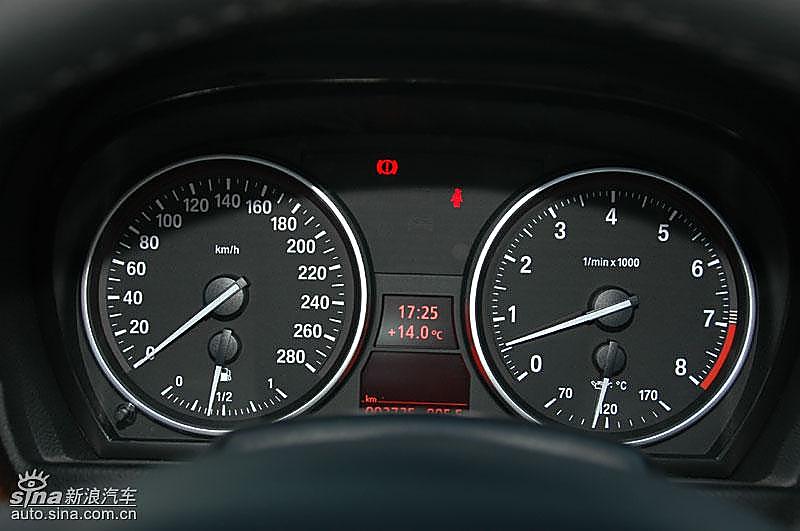 宝马335i敞篷轿车仪表盘