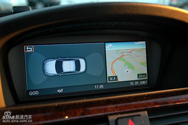 宝马335i敞篷轿车倒车雷达和导航显示