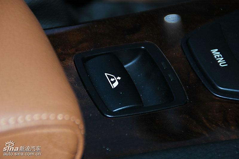 宝马335i敞篷轿车硬顶开关