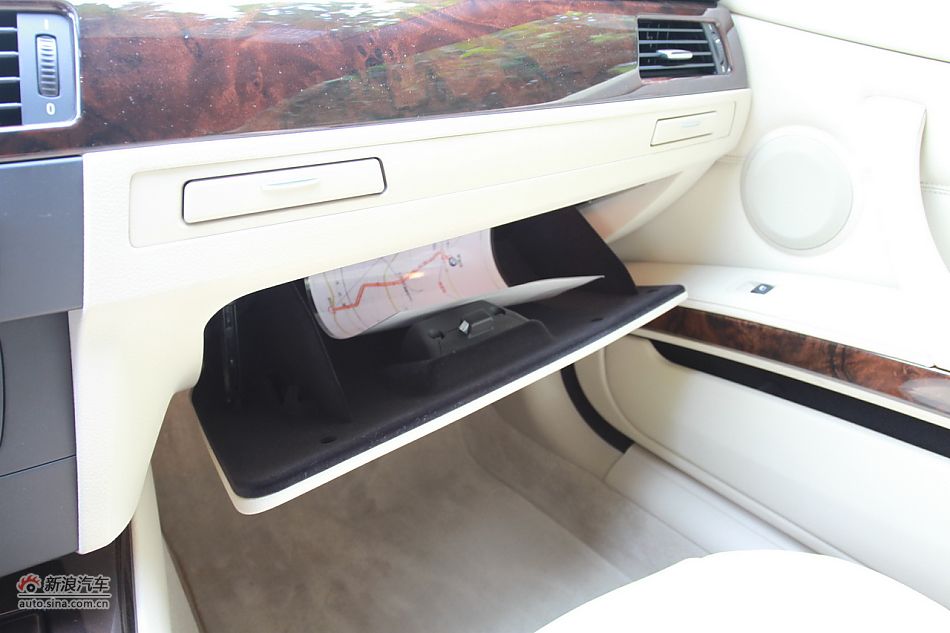 宝马330i敞篷轿跑车