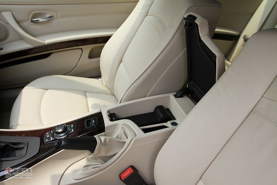 宝马330i敞篷轿跑车