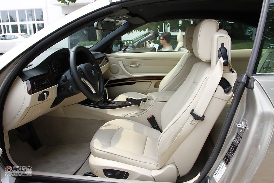 宝马330i敞篷轿跑车