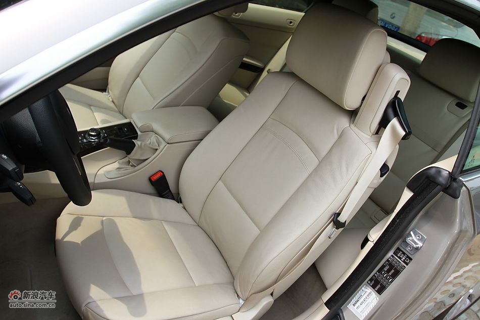 宝马330i敞篷轿跑车