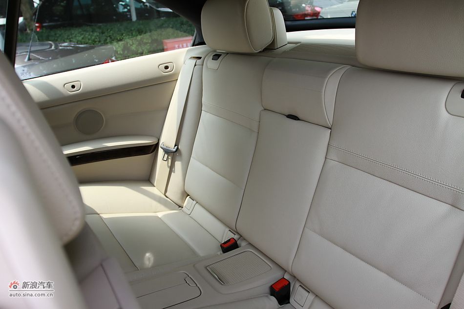 宝马330i敞篷轿跑车